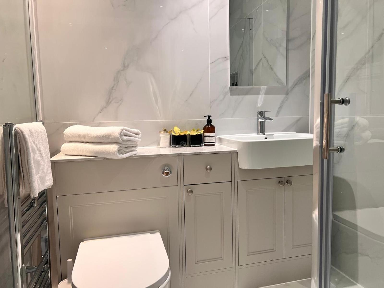 Elegant 1 Bedroom Flat Near Harrods Londra Esterno foto